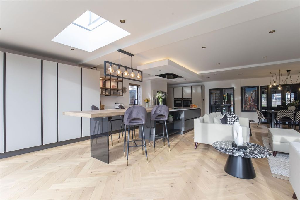 Property photo 3 of 17 4 Walnut Close-05.Jpg