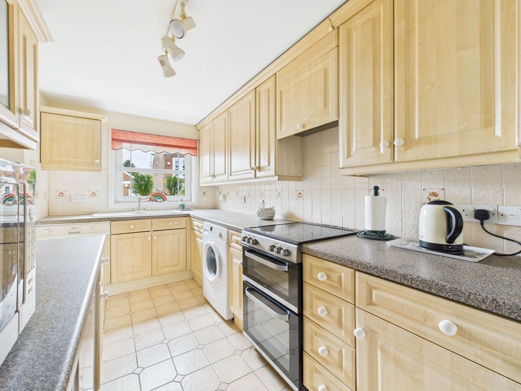 Property photo 3 of 19 Kitchen