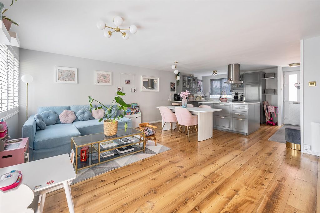 Property photo 1 of 23 Tamar Square, Ig8