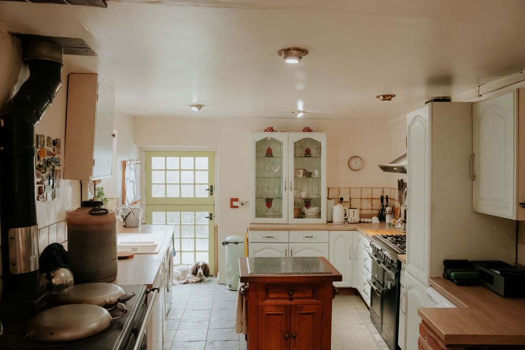 Property photo 3 of 40 Kitchen.Jpg