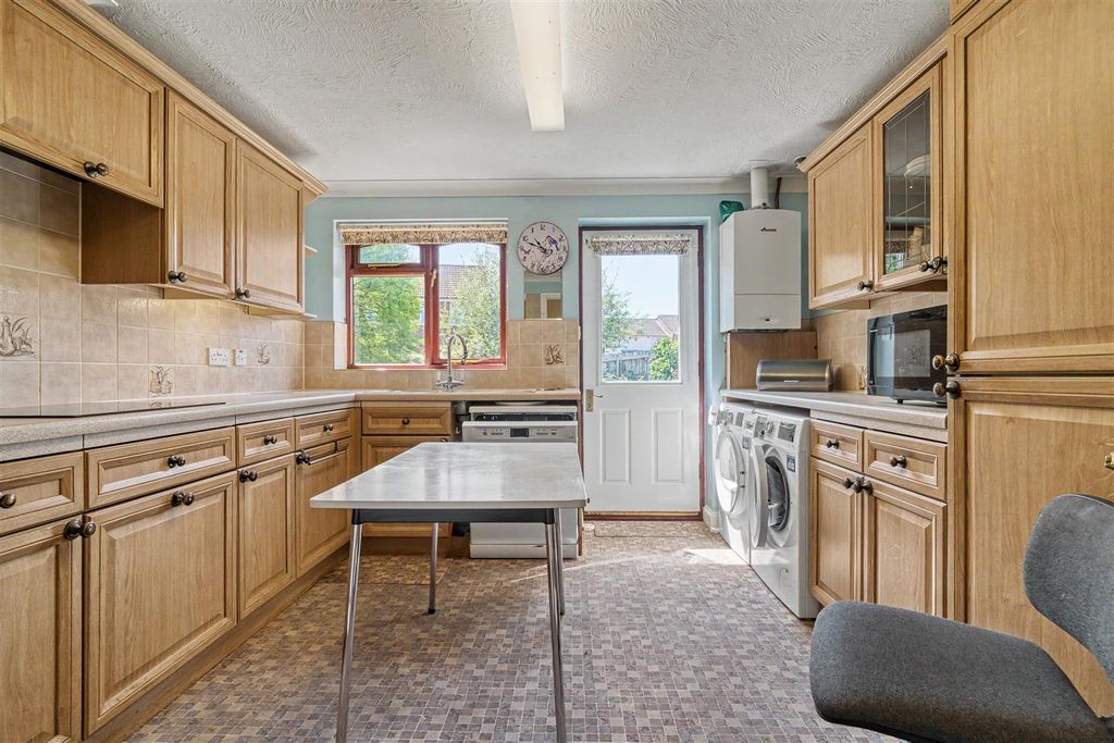 Property photo 3 of 8 Kitchen