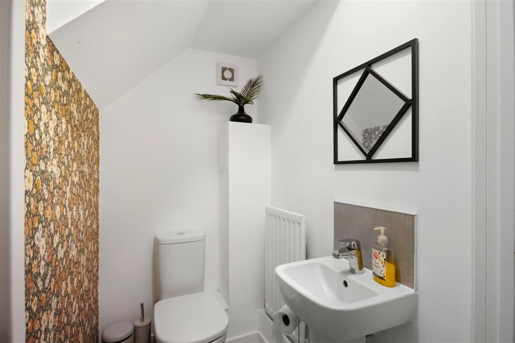 Property photo 3 of 15 Cloaks/WC