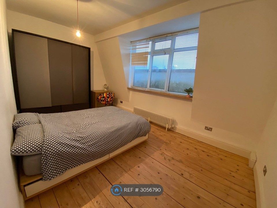 Property photo 2 of 8 Very Large Double Bedroom With Work Table