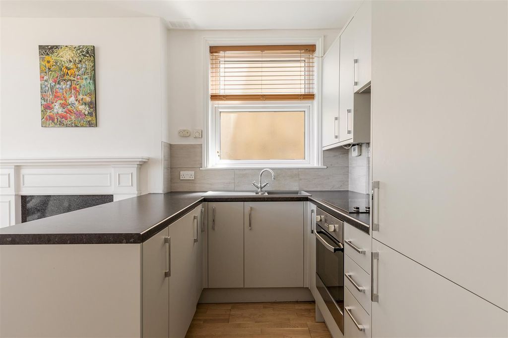 Property photo 3 of 16 Cleveland Road, E18