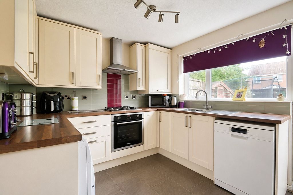 Property photo 2 of 12 Fitted Kitchen