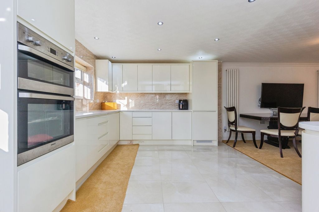 Property photo 3 of 31 Pbox-Img.Jpg