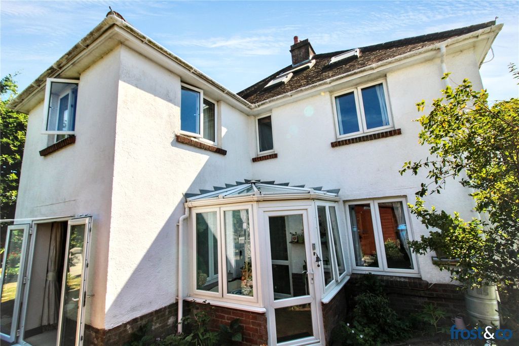 Property photo 1 of 20 Earlham Drive