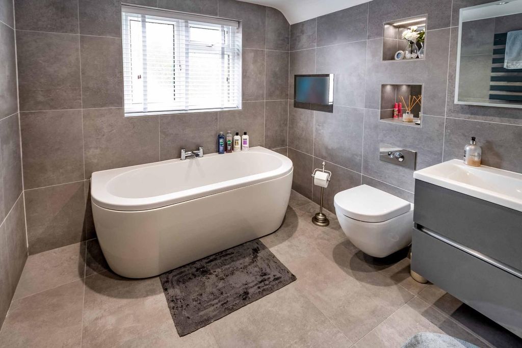 Property photo 3 of 30 Bathroom.Jpg