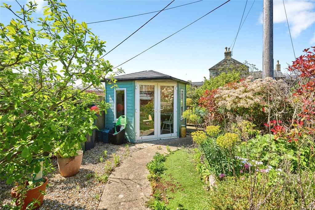Property photo 3 of 15 Summer House