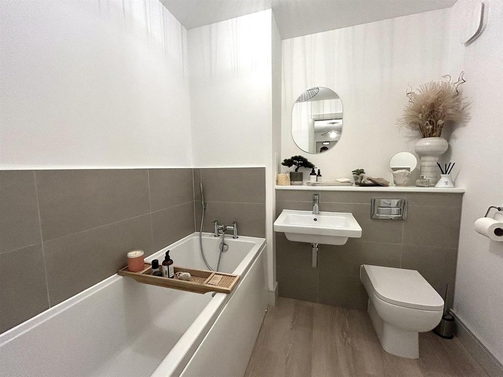 Property photo 2 of 15 Bathroom