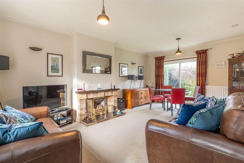 Property photo 2 of 24 Lounge