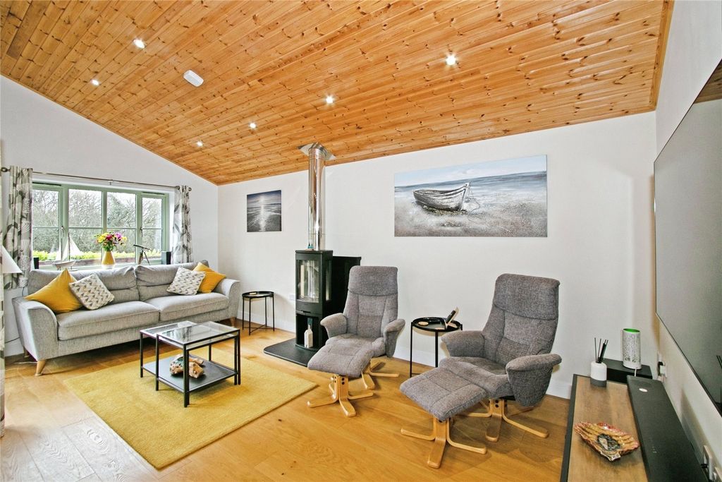 Property photo 2 of 31 Lounge