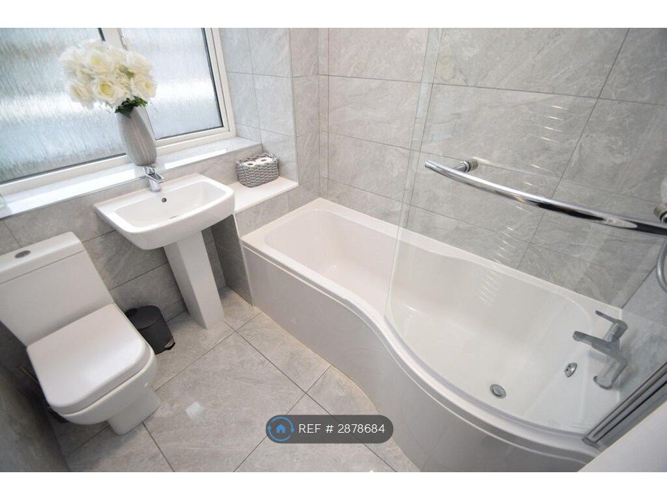Property photo 2 of 12 Bathroom