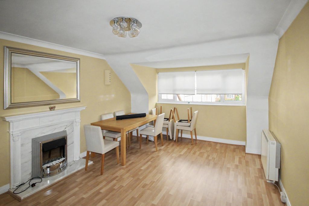 Property photo 2 of 9 Cavendish Mews - Lounge Diner