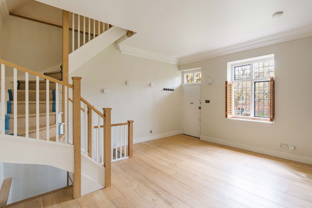 Property photo 2 of 14 Trinity Green E1