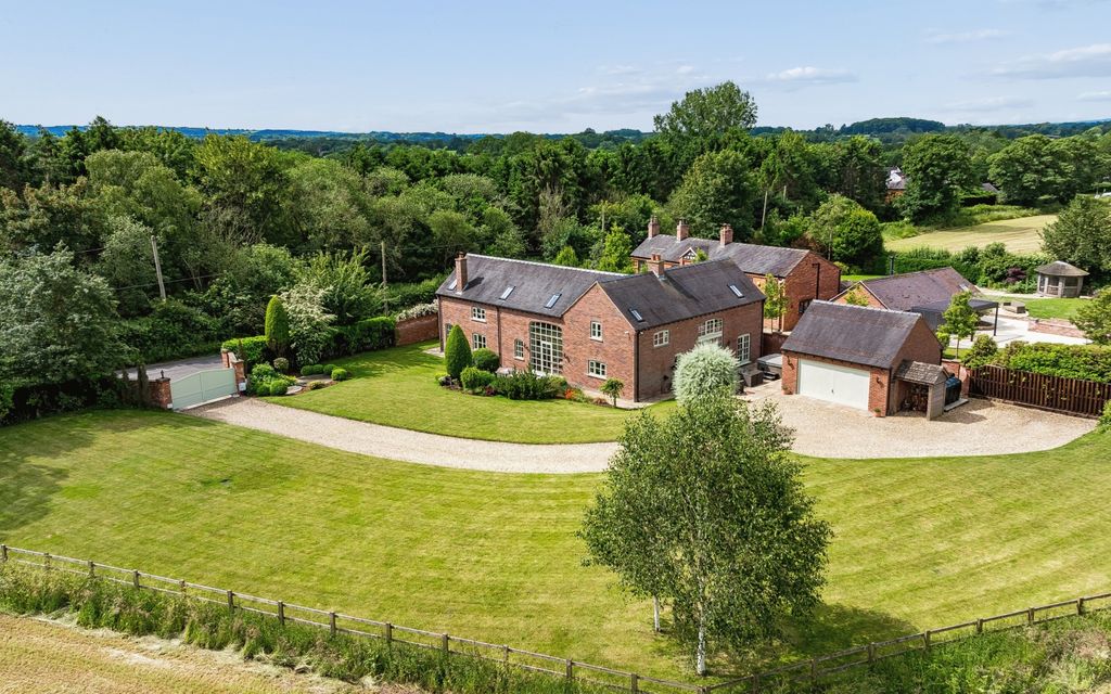 Property photo 1 of 30 Brownlow Heath Farm