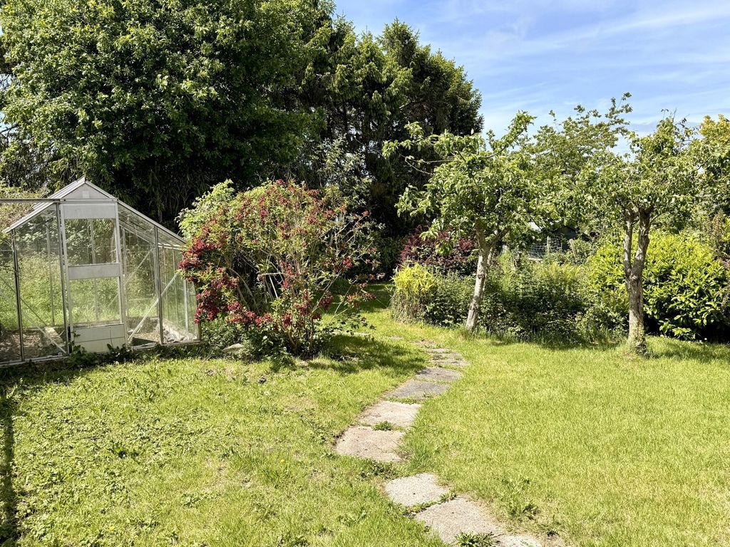 Property photo 2 of 18 Garden