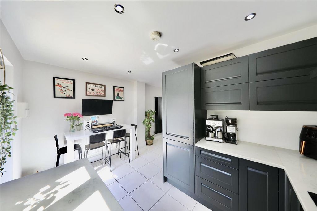 Property photo 2 of 18 Kitchen