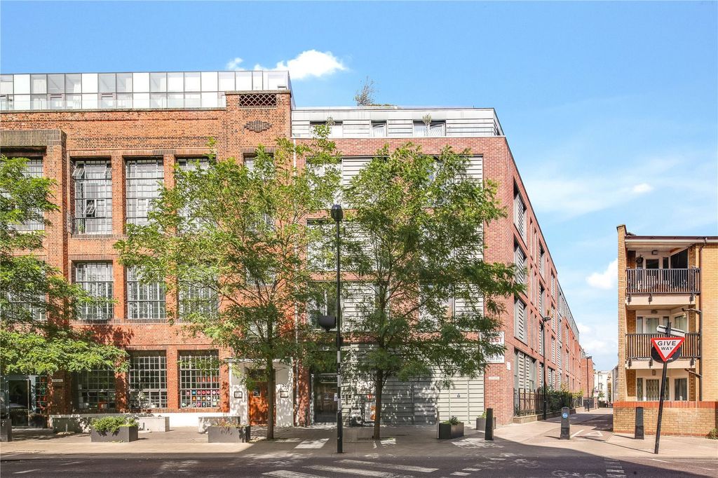 Property photo 1 of 18 Exterior