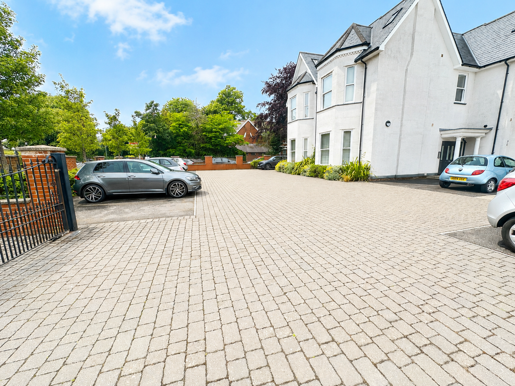 Property photo 2 of 7 Parking