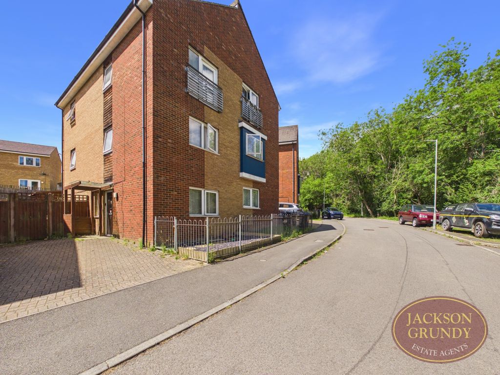Property photo 1 of 12 Bradlaugh Crescent