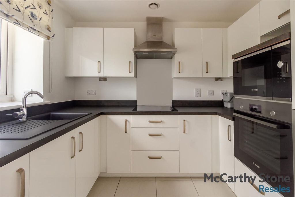 Property photo 2 of 9 8694480-Interior07.Jpg