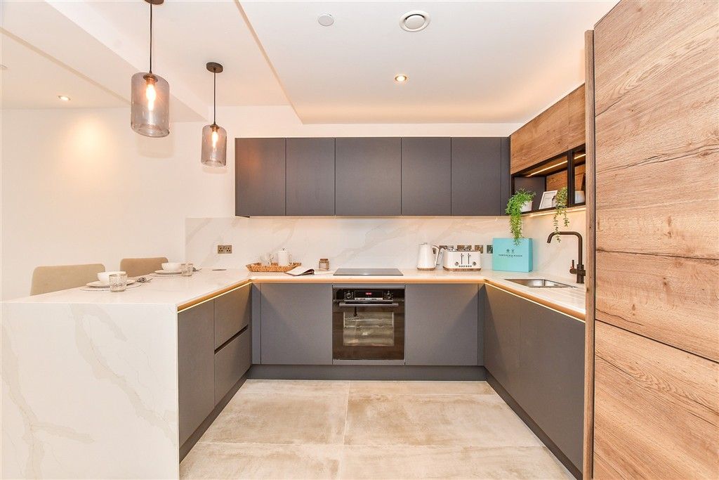 Property photo 3 of 11 Kitchen