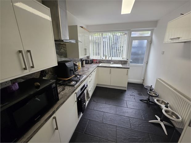 Property photo 3 of 11 Kitchen