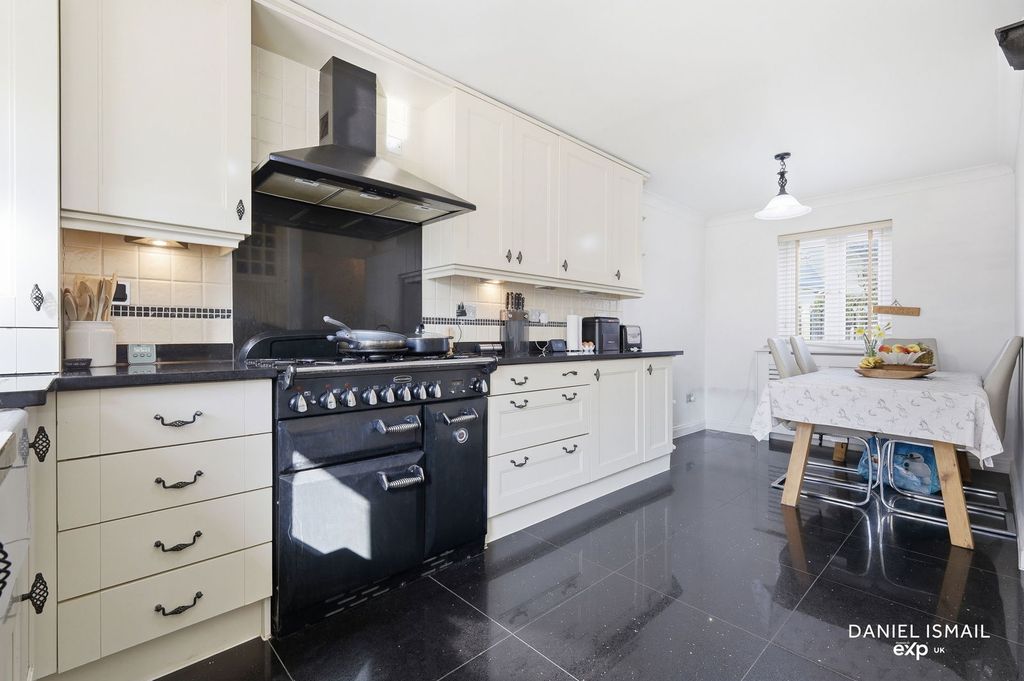 Property photo 3 of 25