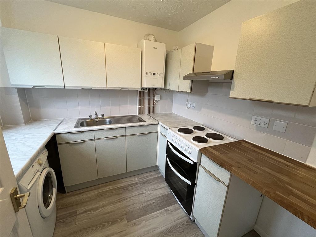 Property photo 3 of 7 Kitchen