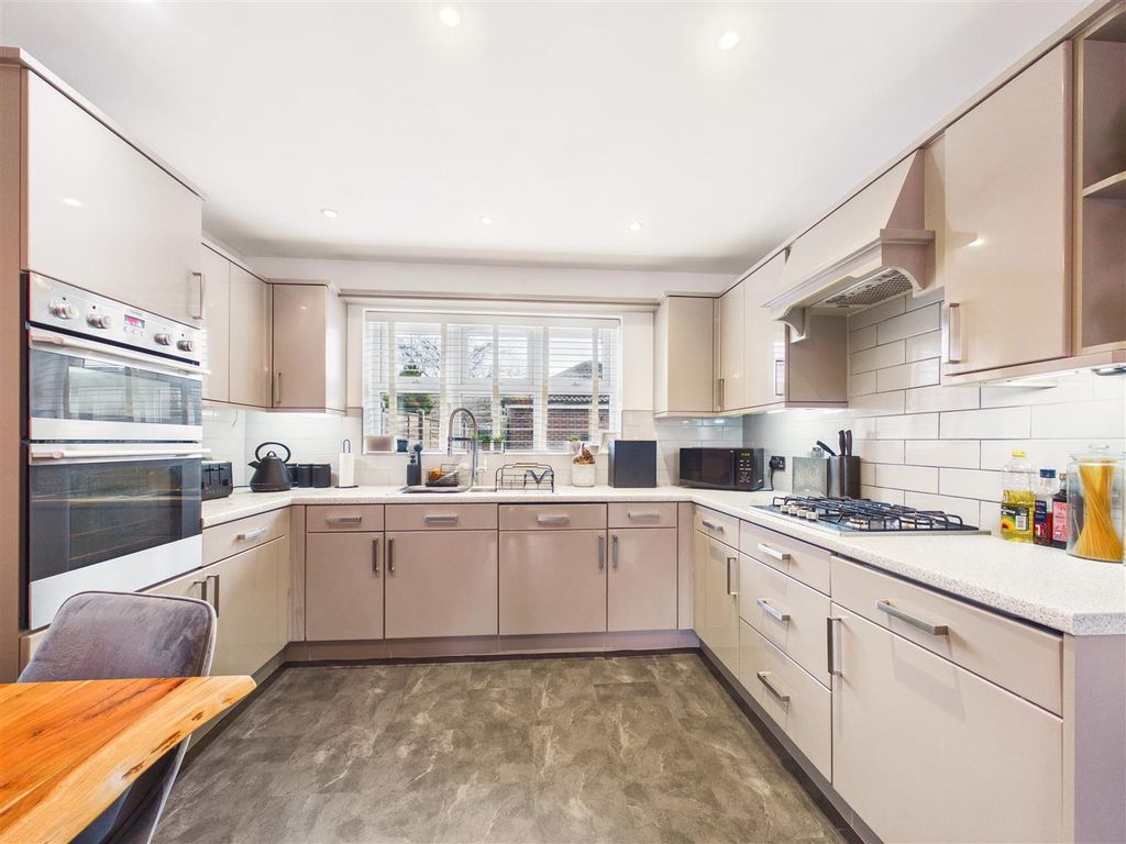 Property photo 2 of 17 Cam05451G0-Pr0097-Still021.Jpg