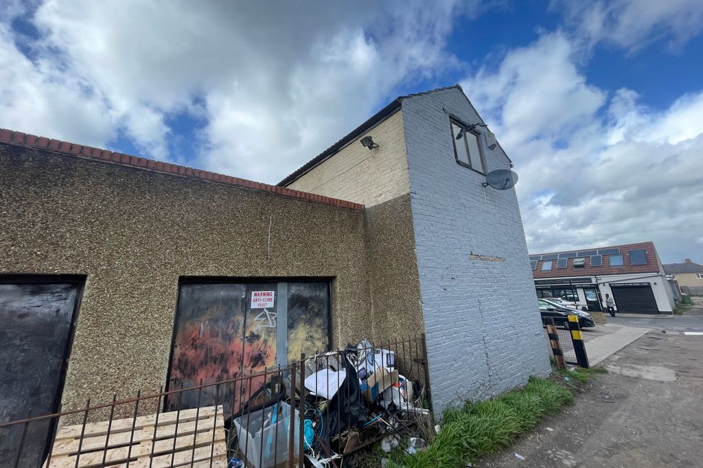 Property photo 3 of 13 The Coach House To The Rear Of 237 Bexley Road, Erith, Kent, Da8 3Ex