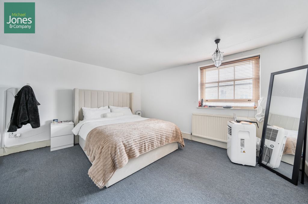 Property photo 2 of 11 Main Bedroom