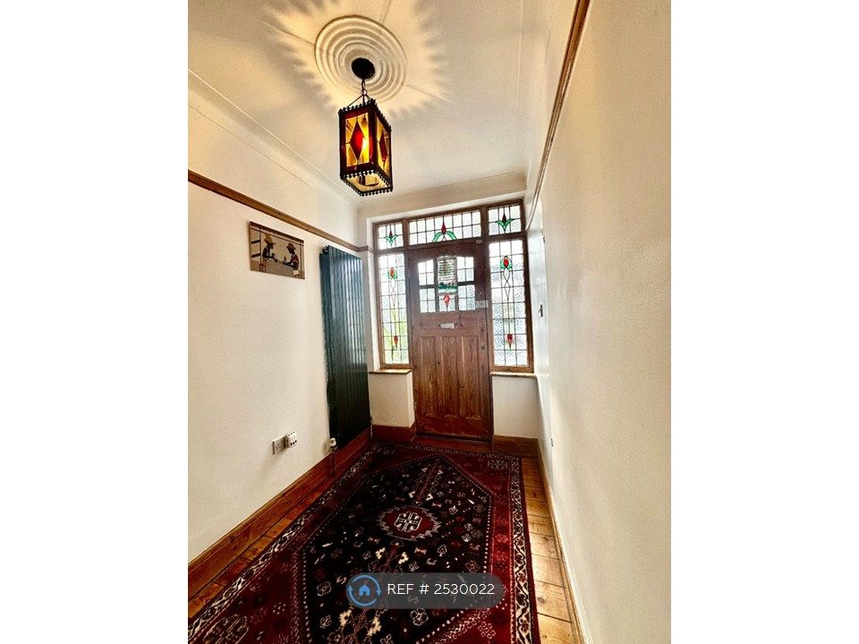 Property photo 2 of 18 Entrance Hall