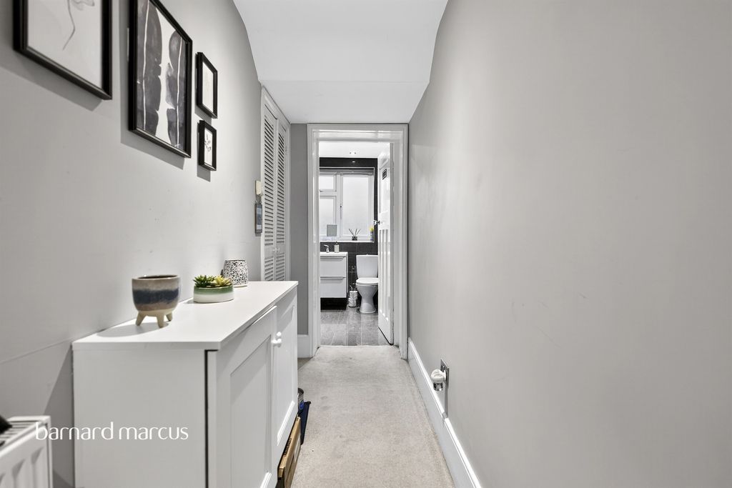 Property photo 3 of 7 Hallway
