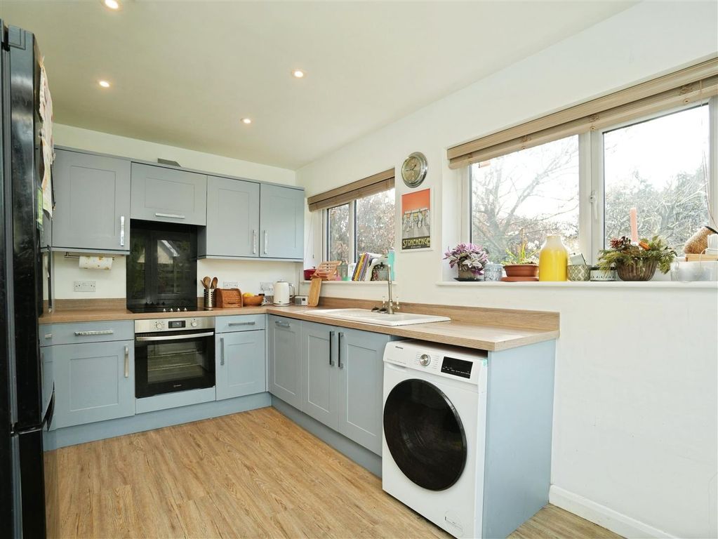 Property photo 3 of 16 Kitchen