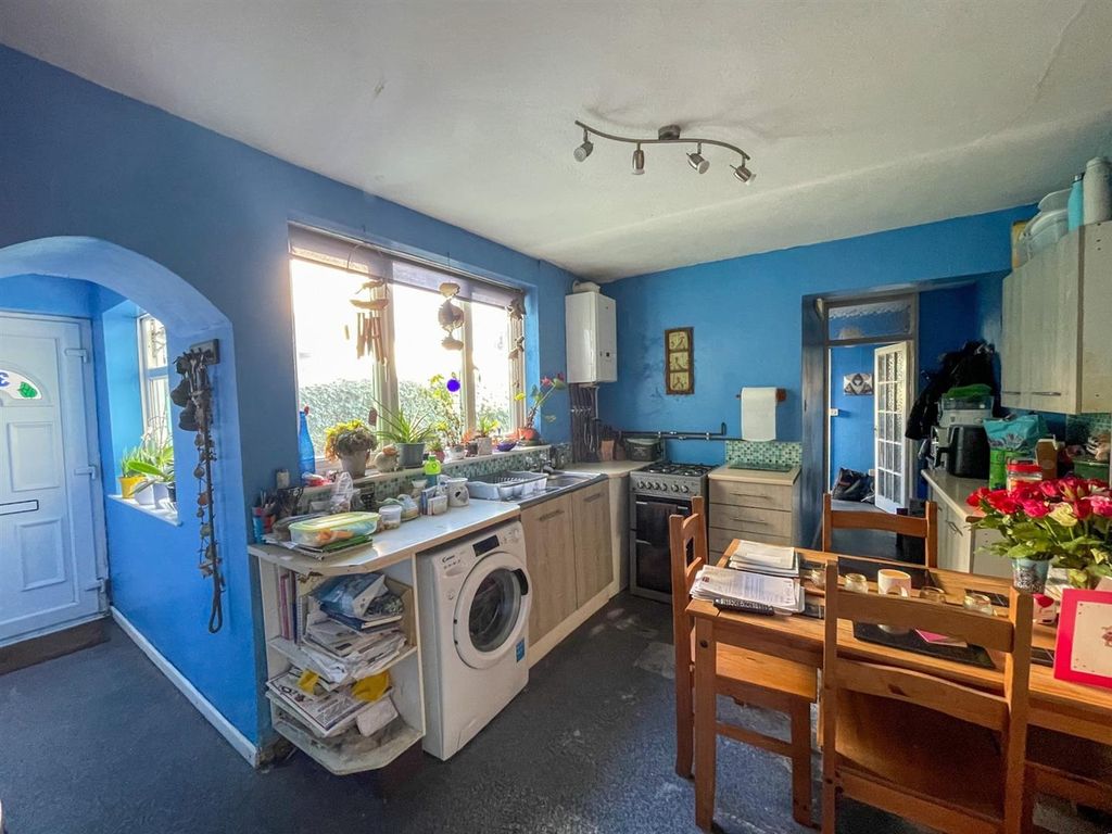 Property photo 2 of 11 Kitchen / Breakfast Room