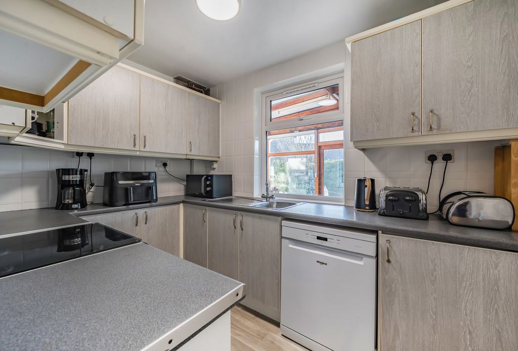 Property photo 3 of 22 1398200-13-696A32...