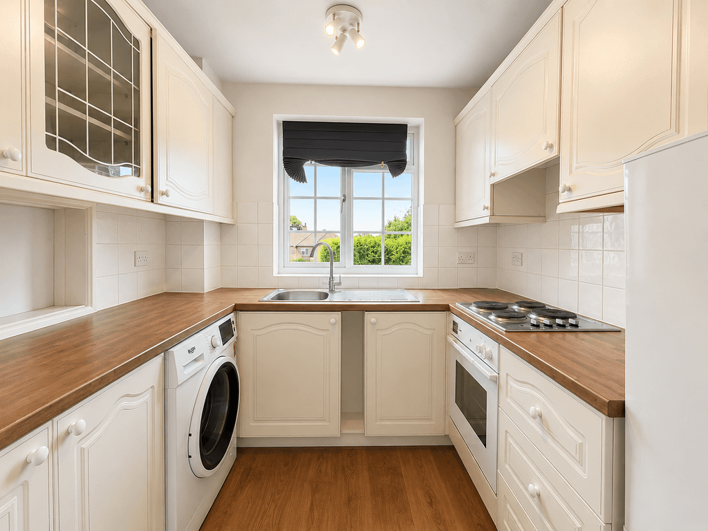 Property photo 1 of 6 2 Bed Flat To Rent Freshwood Way, London Sm6