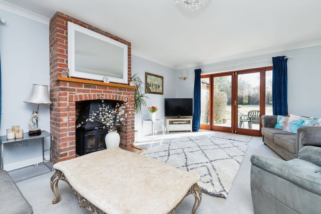 Property photo 2 of 19 Sitting Room