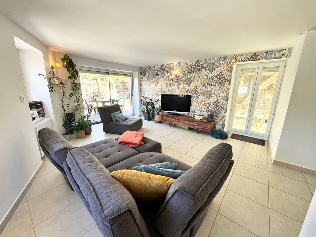 Property photo 1 of 2 4-Room Apartment Of 85 m² With 85 m² Terrace