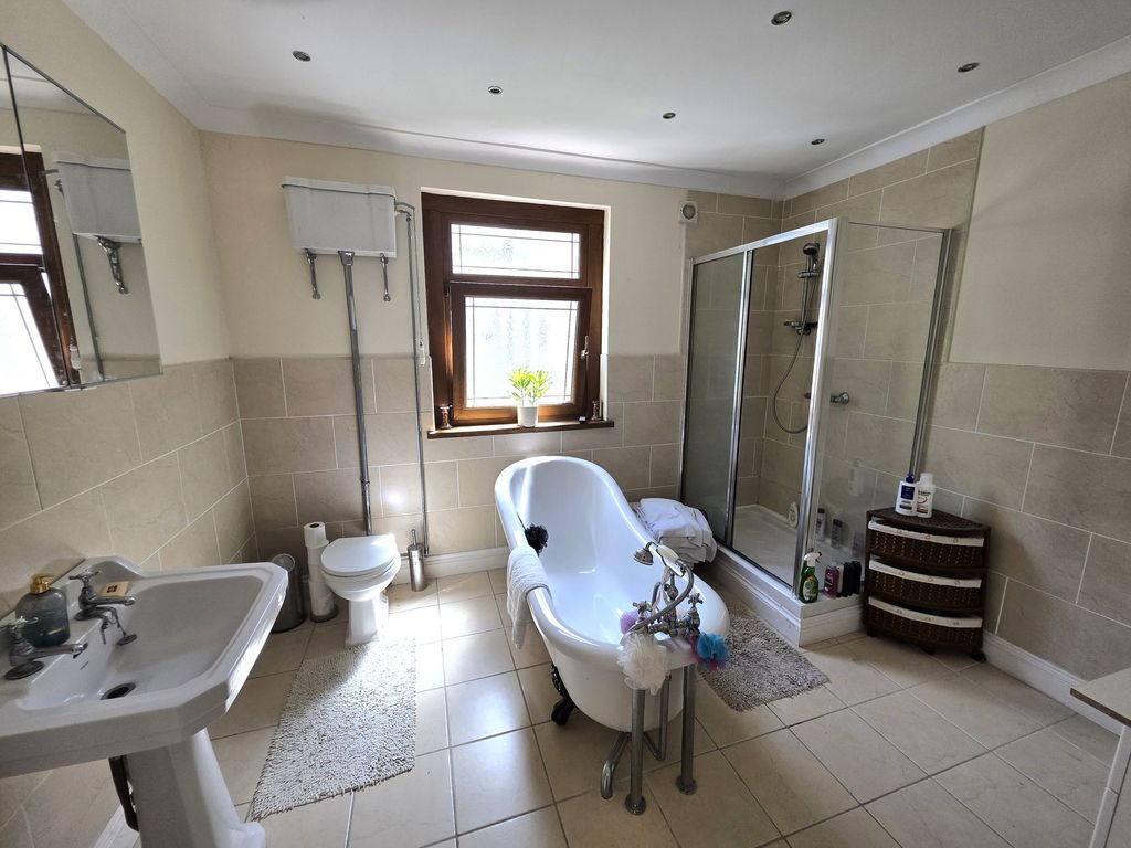 Property photo 3 of 31 Family Bathroom