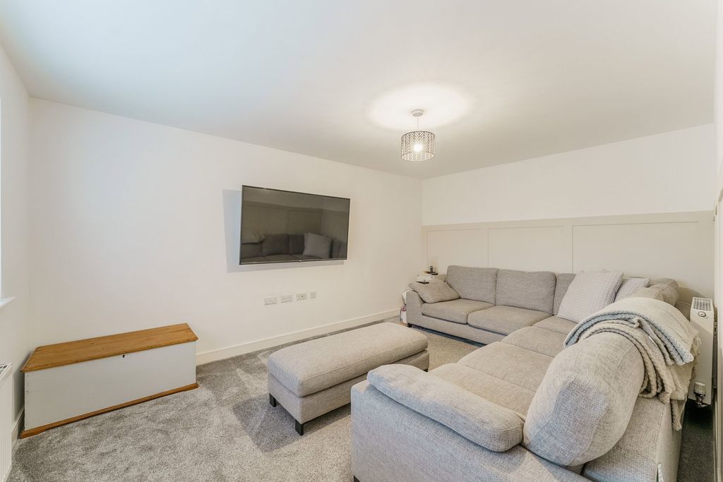 Property photo 2 of 33