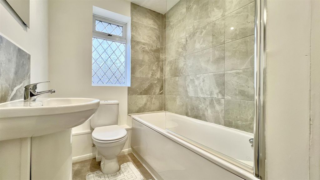 Property photo 2 of 9 Family Bathroom / WC