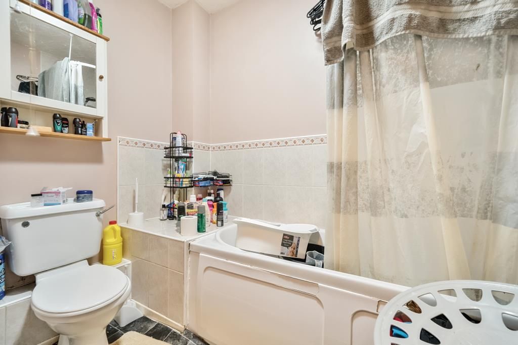 Property photo 2 of 11 Bathroom