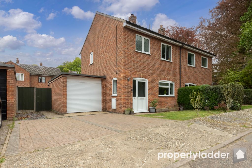 Property photo 1 of 17 Pose-23