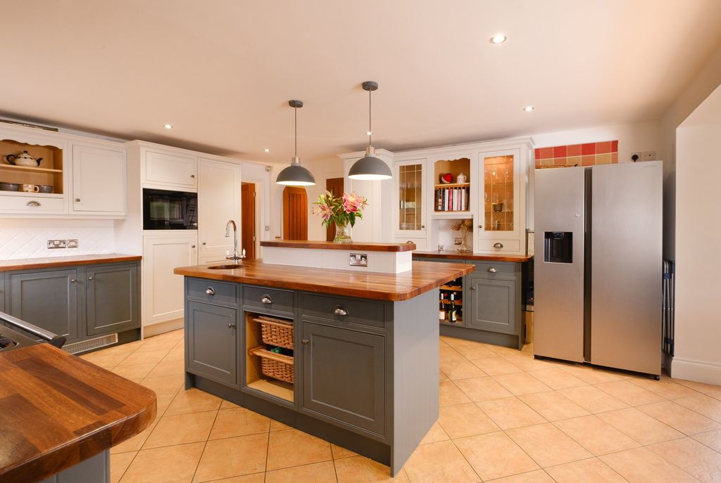 Property photo 2 of 25