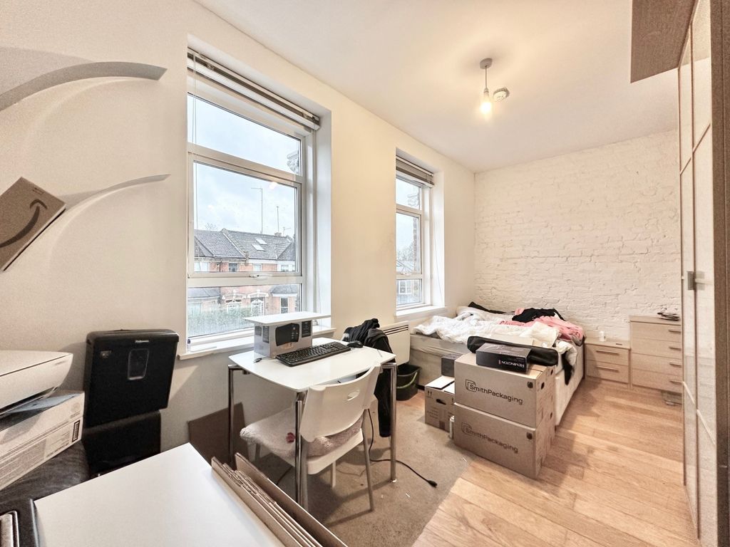 Property photo 1 of 8 Studio For Rent