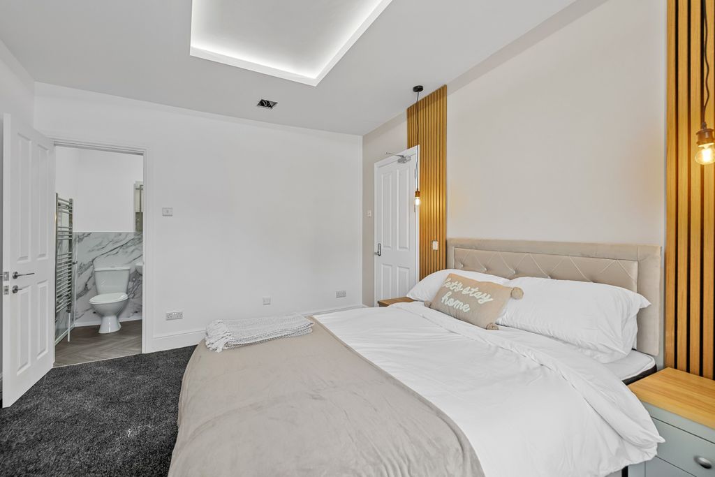 Property photo 3 of 8 0033