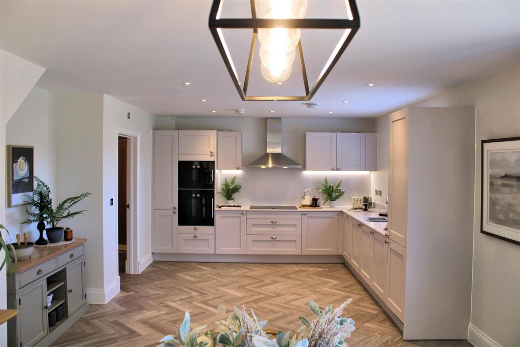 Property photo 3 of 39 Kitchen